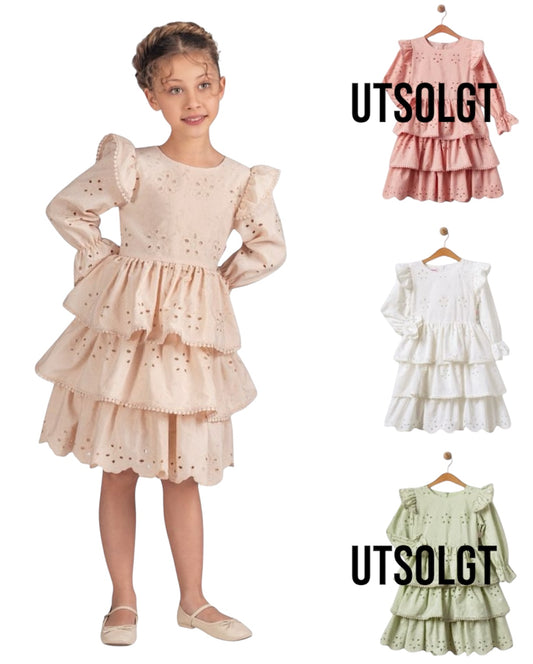 Tivido Kjole – Hvit Eleganse med Volanger